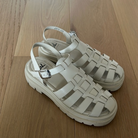 Chinese Laundry sandals - Picture 1 of 4